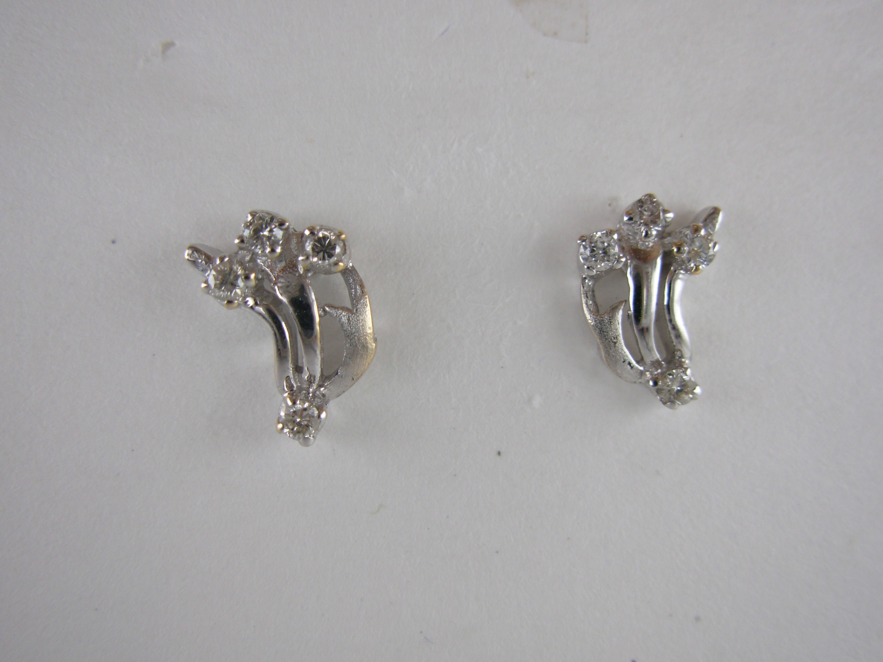 Beautiful 18 Kt Gold  Natural Diamond Earing